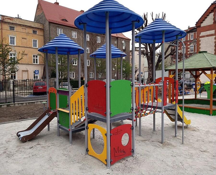 Metalowy zestaw zabawowy ze zjeżdżalnią