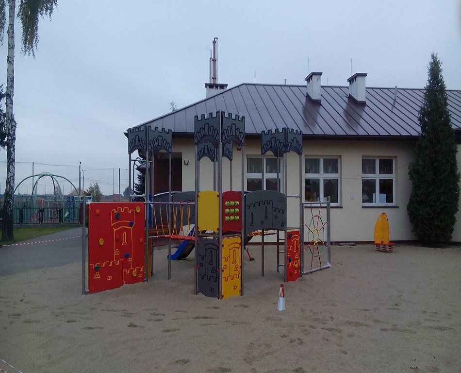Wyposażenie placu zabaw — wieża i przejścia